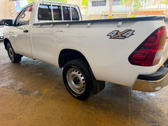 TOYOTA-HILUX-2.8 D-4D TURBO DIESEL CS 4X4 MANUAL TOYOTA-HILUX-2023