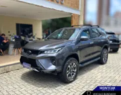 TOYOTA HILUX SW4 2.8 D-4D TURBO DIESEL DIAMOND 7L 4X4 AUTOMÁTICO TOYOTA HILUX SW4 2.8 D-4D TURBO DIESEL DIAMOND 7L 4X4 AUTOMÁTICO