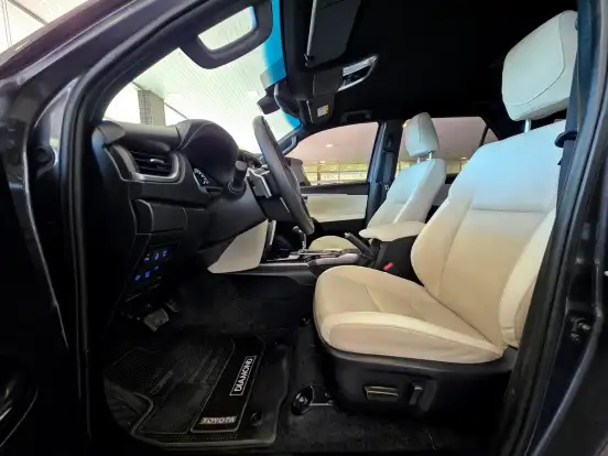 TOYOTA-HILUX SW4-2023