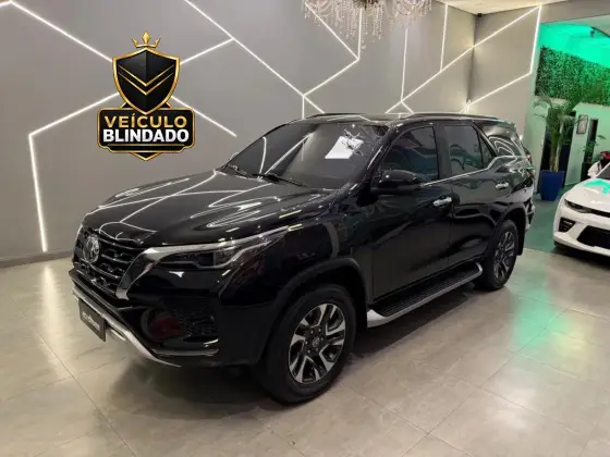 TOYOTA HILUX SW4 2.8 D-4D TURBO DIESEL SRX 7L 4X4 AUTOMÁTICO