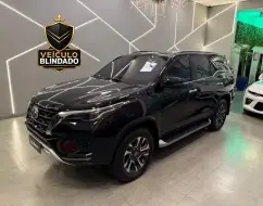 TOYOTA HILUX SW4 2.8 D-4D TURBO DIESEL SRX 7L 4X4 AUTOMÁTICO TOYOTA HILUX SW4 2.8 D-4D TURBO DIESEL SRX 7L 4X4 AUTOMÁTICO