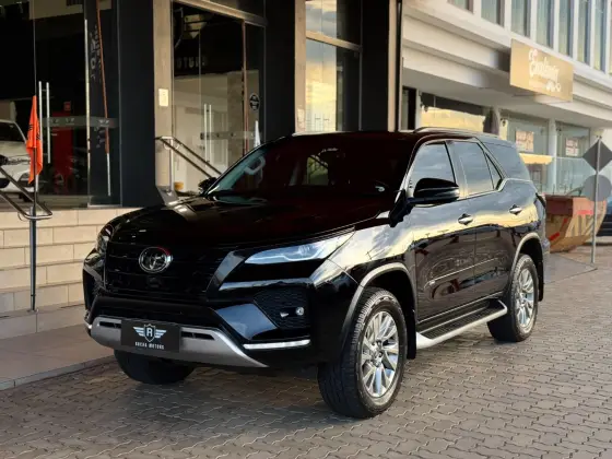 TOYOTA HILUX SW4 2.8 D-4D TURBO DIESEL SRX 7L 4X4 AUTOMÁTICO