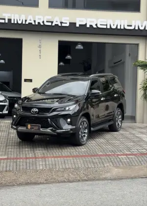 TOYOTA HILUX SW4 2.8 D-4D TURBO DIESEL SRX PLATINUM 7L 4X4 AUTOMÁTICO