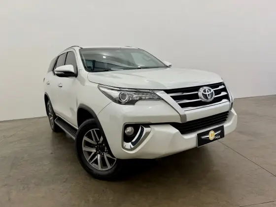 TOYOTA HILUX SW4 2.8 SRX 4X4 7 LUGARES 16V TURBO INTERCOOLER DIESEL 4P AUTOMÁTICO