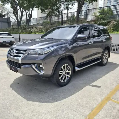 TOYOTA HILUX SW4 2.8 SRX 4X4 7 LUGARES 16V TURBO INTERCOOLER DIESEL 4P AUTOMÁTICO