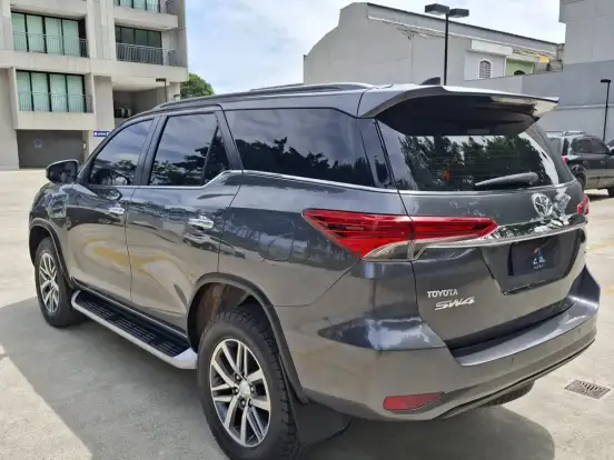 TOYOTA-HILUX SW4-2.8 SRX 4X4 7 LUGARES 16V TURBO INTERCOOLER DIESEL 4P AUTOMÁTICO TOYOTA-HILUX SW4-2019