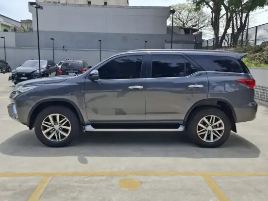TOYOTA-HILUX SW4-2.8 SRX 4X4 7 LUGARES 16V TURBO INTERCOOLER DIESEL 4P AUTOMÁTICO TOYOTA-HILUX SW4-2019