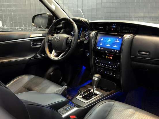 TOYOTA-HILUX SW4-2023