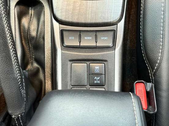 TOYOTA-HILUX SW4-2023