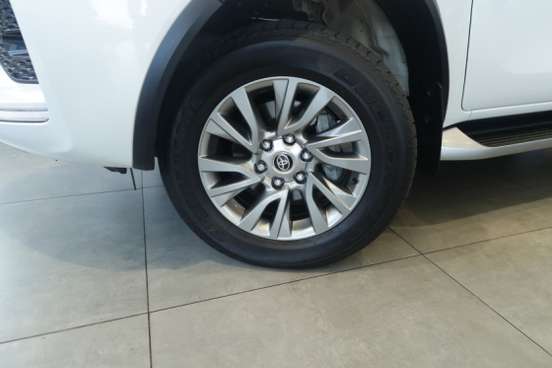 TOYOTA-HILUX SW4-2023
