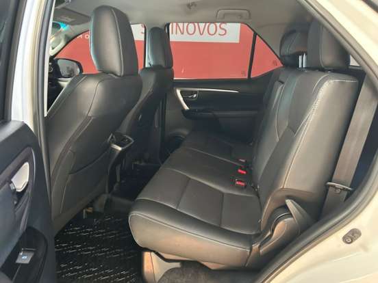 TOYOTA-HILUX SW4-2.8 D-4D TURBO DIESEL SRX 7L 4X4 AUTOMÁTICO TOYOTA-HILUX SW4-2023