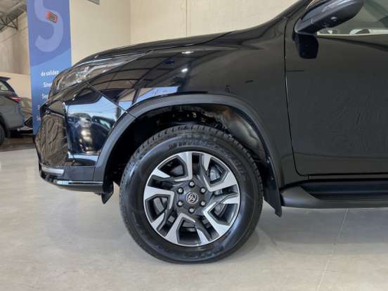 TOYOTA-HILUX SW4-2025