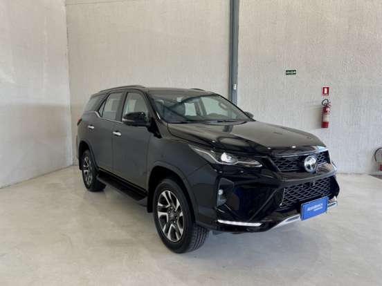 TOYOTA-HILUX SW4-2025