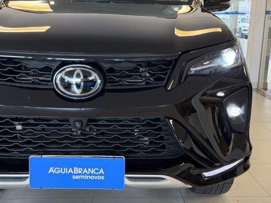 TOYOTA-HILUX SW4-2024
