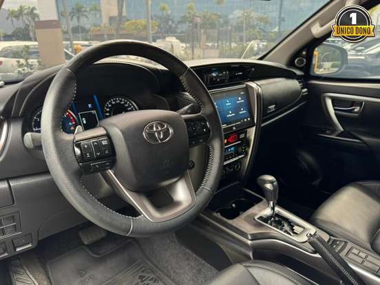 TOYOTA-HILUX SW4-2024