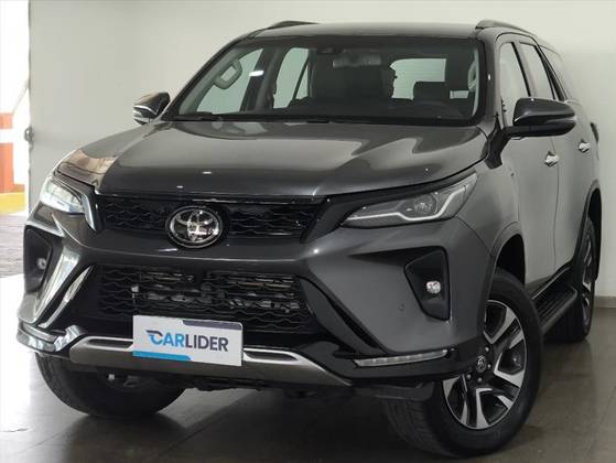 TOYOTA HILUX SW4 2.8 D-4D TURBO DIESEL SRX PLATINUM 7L 4X4 AUTOMÁTICO