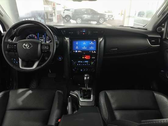TOYOTA-HILUX SW4-2024