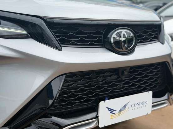 TOYOTA-HILUX SW4-2024