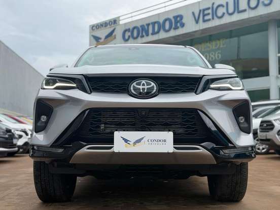 TOYOTA-HILUX SW4-2.8 D-4D TURBO DIESEL SRX PLATINUM 7L 4X4 AUTOMÁTICO TOYOTA-HILUX SW4-2024