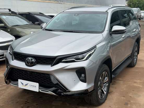 TOYOTA-HILUX SW4-2024