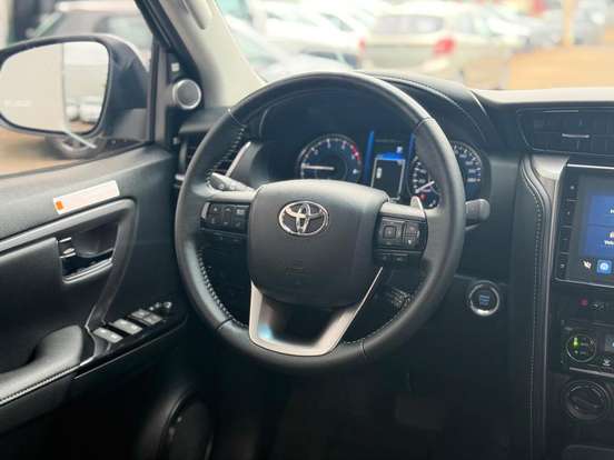 TOYOTA-HILUX SW4-2024