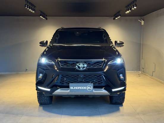 TOYOTA-HILUX SW4-2024