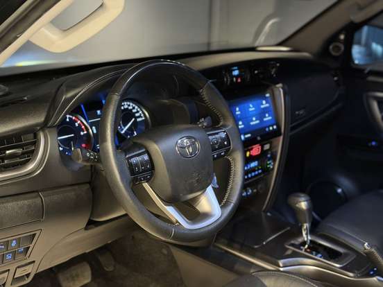 TOYOTA-HILUX SW4-2024