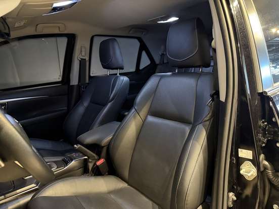 TOYOTA-HILUX SW4-2024