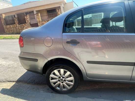 VOLKSWAGEN-POLO SEDAN-2007
