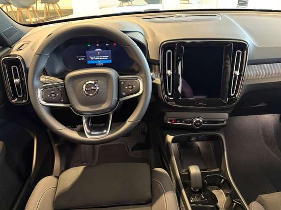 VOLVO-EX40-2026