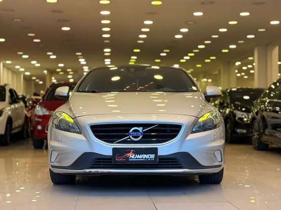 VOLVO-V40-2015