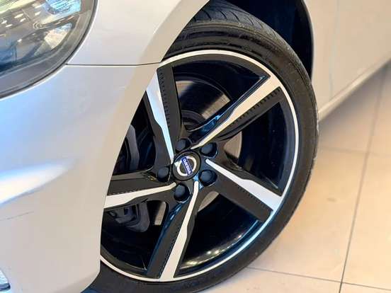 VOLVO-V40-2.0 T5 R DESIGN TURBO GASOLINA 4P AUTOMÁTICO VOLVO-V40-2015