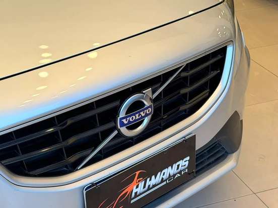 VOLVO-V40-2015