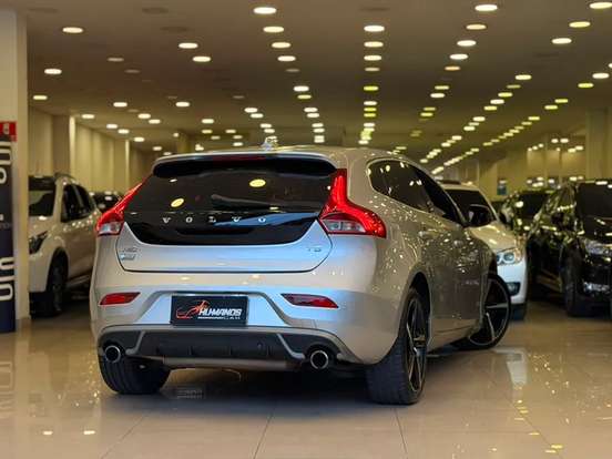 VOLVO-V40-2015