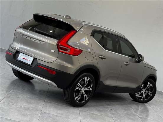VOLVO-XC40-2021