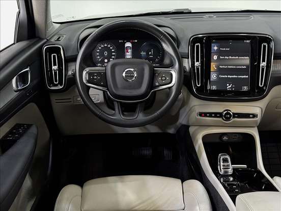 VOLVO-XC40-2021