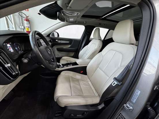 VOLVO-XC40-2021