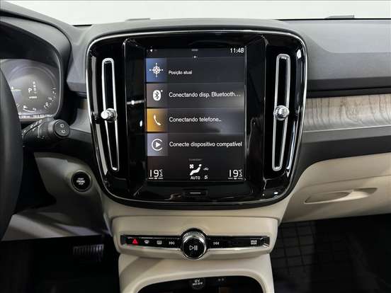 VOLVO-XC40-2021
