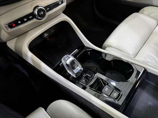 VOLVO-XC40-2021