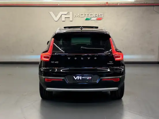 VOLVO-XC40-2020