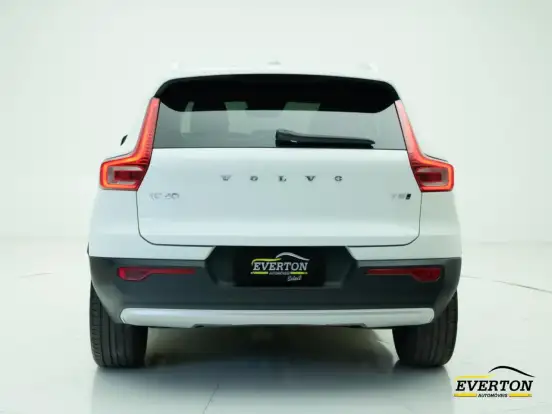 VOLVO-XC40-2019
