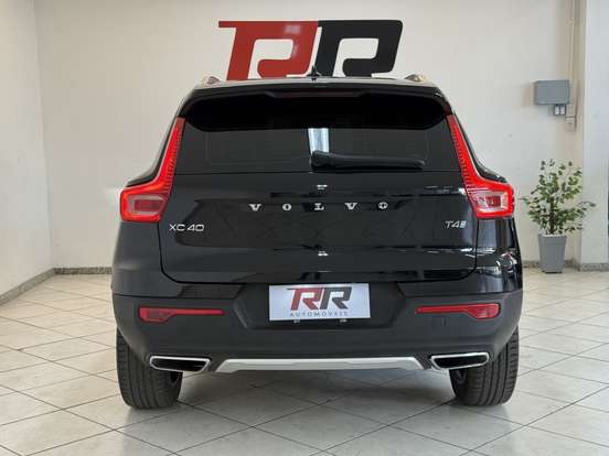 VOLVO-XC40-2020