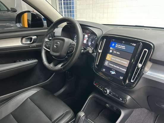 VOLVO-XC40-2020