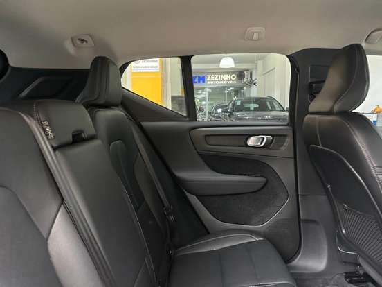VOLVO-XC40-2020