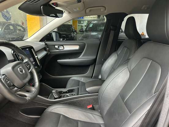 VOLVO-XC40-2020