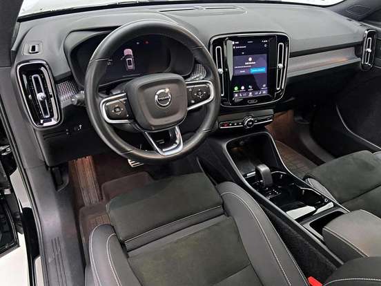 VOLVO-XC40-2022