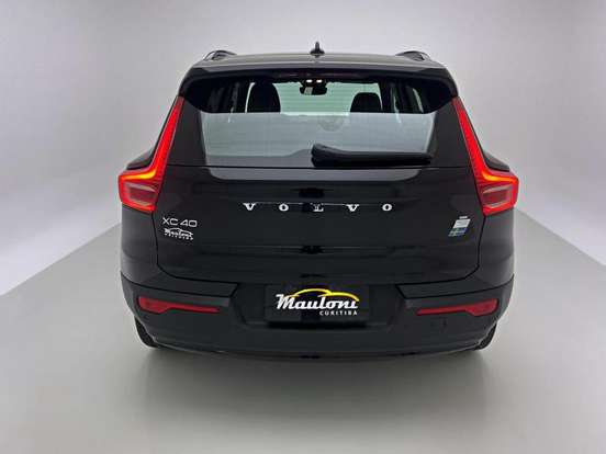 VOLVO-XC40-2022