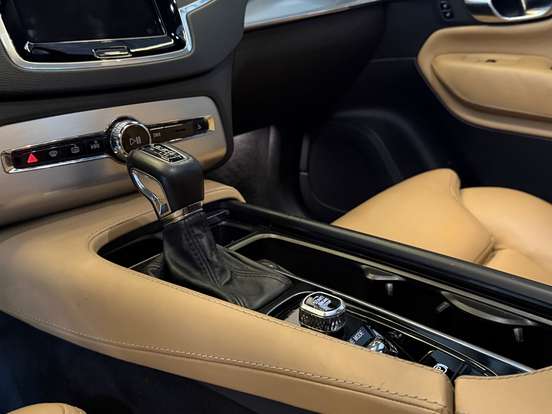 VOLVO-XC90-2018