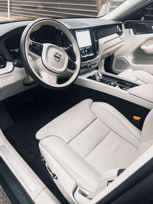 VOLVO-XC60-2023