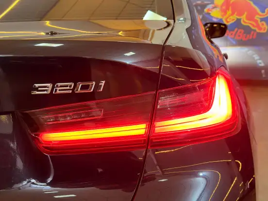 BMW-320i-2022